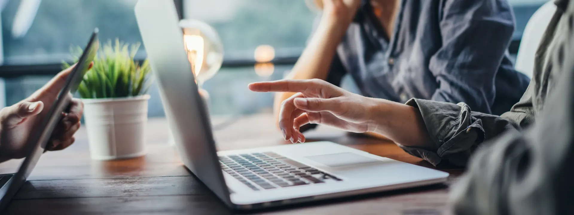 Personen nutzen Laptop und Tablet bei der digitalen Immobilienverwaltung mit der easimo-App.